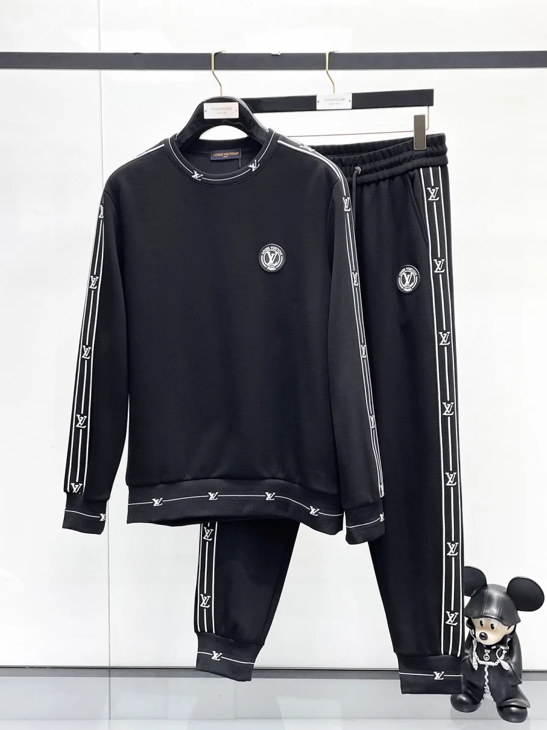 🅿️540 [LV Louis Vuitton] hot-selling suit is coming. Focus on the original version of the official website. 2025 new hot-selling round neck sweatshirt suit. The original order is the best 🇭🇰. It is the meticulous work of top designers for a fitting and perfect upper body effect. All-natural high-quality Tencel Roman cotton 100%, close-fitting comfort, noble and elegant! Original hardware embodies elegance and nobility! Counter size: M-3XL (maximum wear up to 190 pounds)